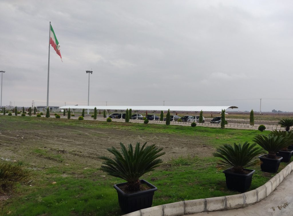 استفاده از سیستم ایستادرز زیپ پانل یا کلزیپ در پوشش سقف پارکینگ های فضاهای باز